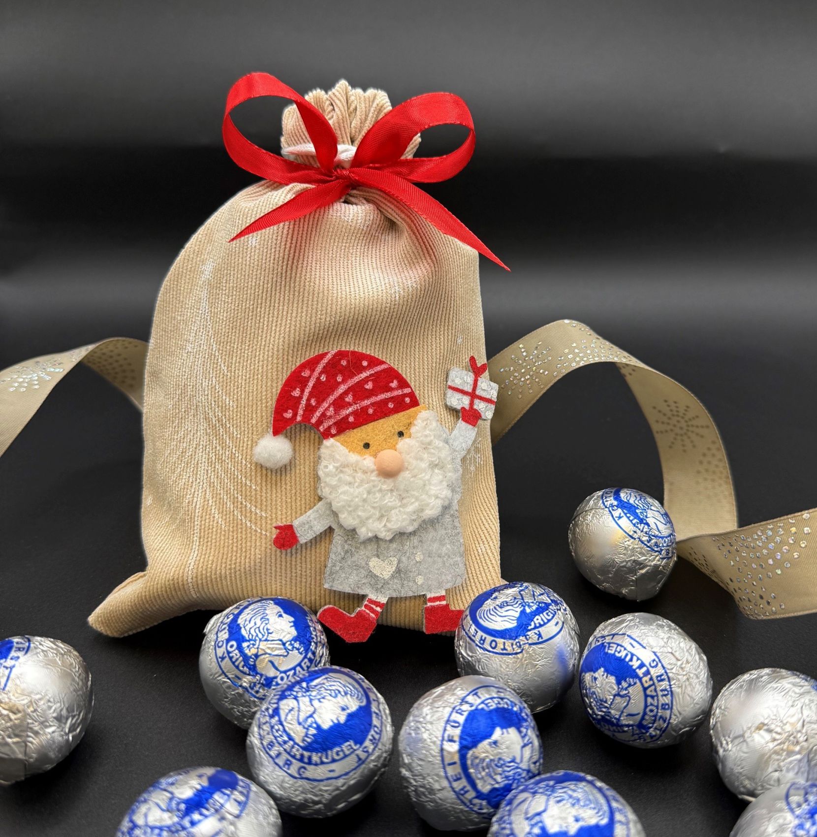 Stoffsäckchen NIKOLO mit 15 Stk. Original Salzburger Mozartkugeln